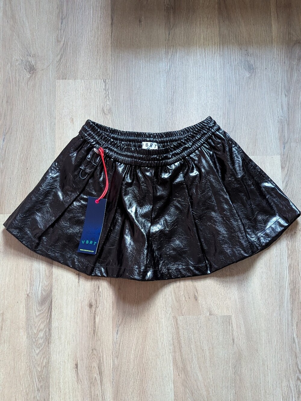 VBRT Vibrant M.i.U Glossy Faux Patent Leather Pleated Mini Skort